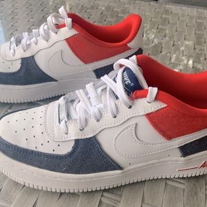 Nike Air Force 1 LV8 Size 5Y